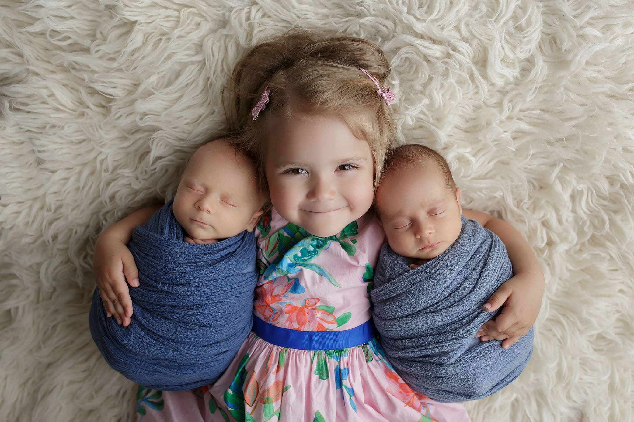 Newborn foceni dvojcat se sourozencem