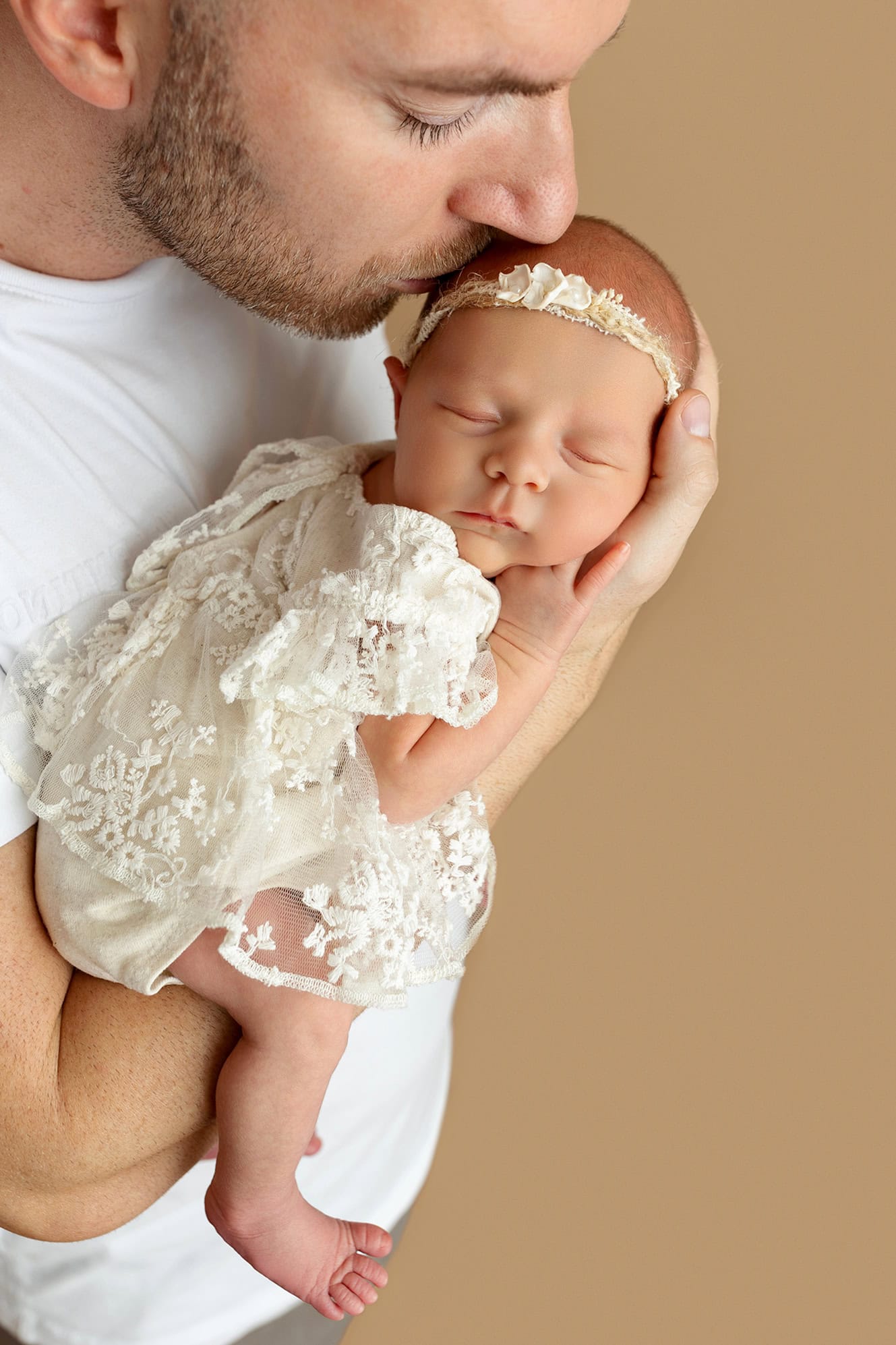 newborn foceni miminka na rukou tatinka